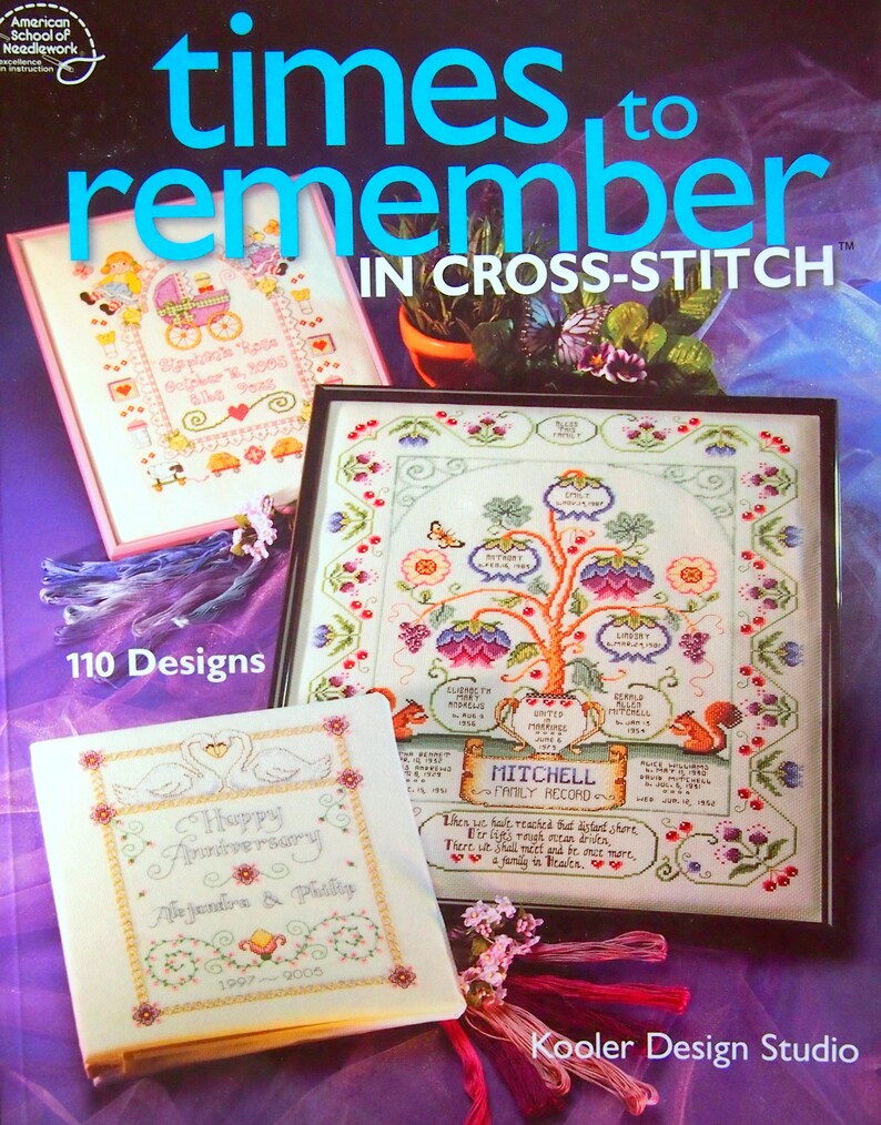 Puede incluir: Un libro titulado "Times to Remember in Cross-Stitch" con 110 dise&ntilde;os. La portada presenta tres patrones de punto de cruz: un cochecito de beb&eacute;, un &aacute;rbol geneal&oacute;gico y un aniversario de boda.