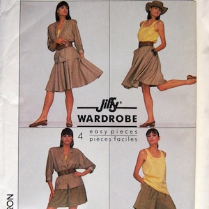 Puede incluir: Un patrón de costura vintage que presenta cuatro opciones de atuendos diferentes. Los atuendos incluyen un traje de falda, un traje de pantalón corto y una combinación de falda y camiseta sin mangas. El patrón está etiquetado como "Jiffy Wardrobe" e incluye el texto "easy pieces".
