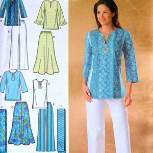 Puede incluir: Patrón de costura Simplicity con una mujer con una túnica azul y pantalones blancos. El patrón incluye varios diseños de tops y pantalones, con el texto "easy-to-sew" e información de tallas.