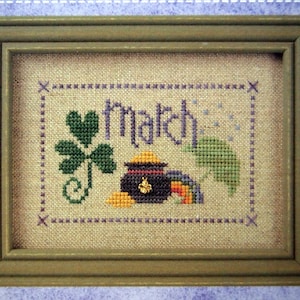 März (ohne Charm) - Flip It A Year mit Anhänger von Lizzie Kate Vintage kleine gezählte Kreuzstich-Musterbroschüre 2001