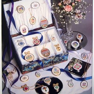 Just Jewelry - Leaflet 16 von Helene Halverson Designs Vintage Kreuzstichmuster Leaflet 1990