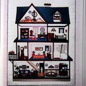 Op de afbeelding: Gedetailleerde illustratie van een poppenhuis met meerdere verdiepingen, met verschillende kamers met miniatuurmeubels en -decoratie. Het huis heeft een donkerblauw dak, een schoorsteen en een decoratieve rand. Elke kamer is gevuld met kleine objecten.