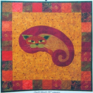 Peut inclure: Un bloc de courtepointe carré avec un motif de chat stylisé. Le chat est principalement orange et rouge, sur un fond jaune avec un motif tourbillonnant. La bordure est composée de carrés à motifs. Le texte "Quilt block 18" square" est en bas. Le bloc mesure 45.7 cm.