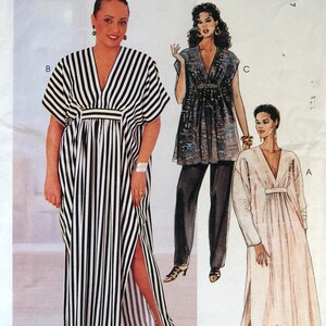 Peut inclure: Un patron de couture vintage présentant trois modèles de robes. La première est une robe longue à rayures noires et blanches avec un col en V et une fente haute. La seconde est une tunique bleu foncé avec un pantalon noir. La troisième est une robe claire à manches longues.