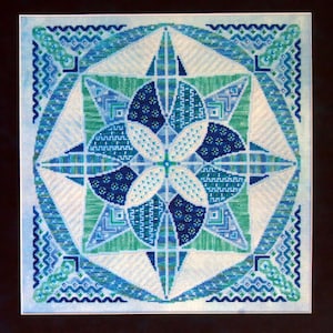 Puede incluir: Un diseño de punto de cruz cuadrado y geométrico con un motivo floral central. La obra de arte utiliza tonos de azul, verde y blanco, con patrones intrincados y una disposición simétrica. El diseño está enmarcado por un borde de patrones ondulados repetidos.