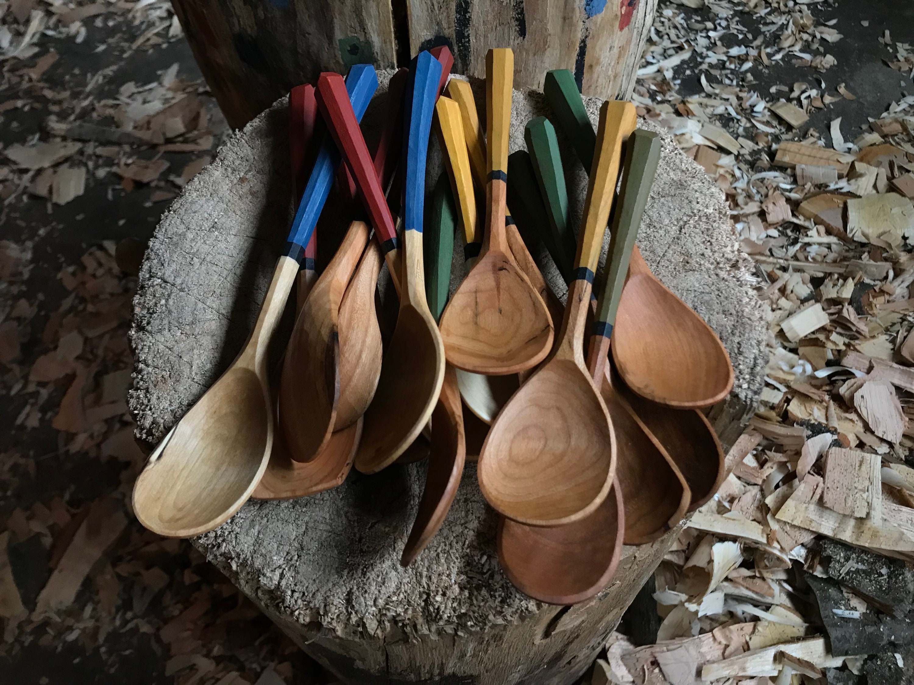 6 to 8 eating spoon, table spoon, wooden spoon, serving spoon, hand