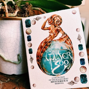 Könnte beinhalten: Ein Buchcover mit einer blauen und grünen Illustration einer Meerjungfrau mit einer Muschel auf dem Kopf. Der Titel des Buches lautet "The Water Zoo" und der Text darunter lautet "A collection of the ocean's most mysterious merfolk".