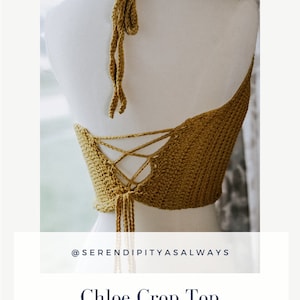 Puede incluir: Un top corto de crochet de color amarillo mostaza con un detalle de encaje cruzado en la espalda. El top tiene un escote de estilo halter y est&aacute; hecho con un hilo fino. La imagen incluye el texto "@serendipityasalways" y "Chloe Crop Top Crochet Pattern PDF Digital Download".
