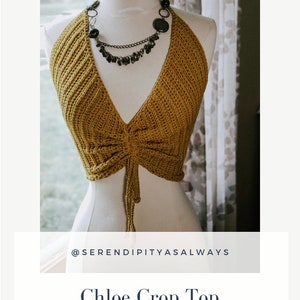 Puede incluir: Un top de halter de crochet amarillo mostaza con un detalle fruncido en la parte inferior. El top se muestra en un maniqu&iacute; sobre un fondo blanco. El texto "Chloe Crop Top" y "CROCHET PATTERN PDF DIGITAL DOWNLOAD" se muestra debajo de la imagen. El texto "@SERENDIPITYASALWAYS" se muestra encima de la imagen.