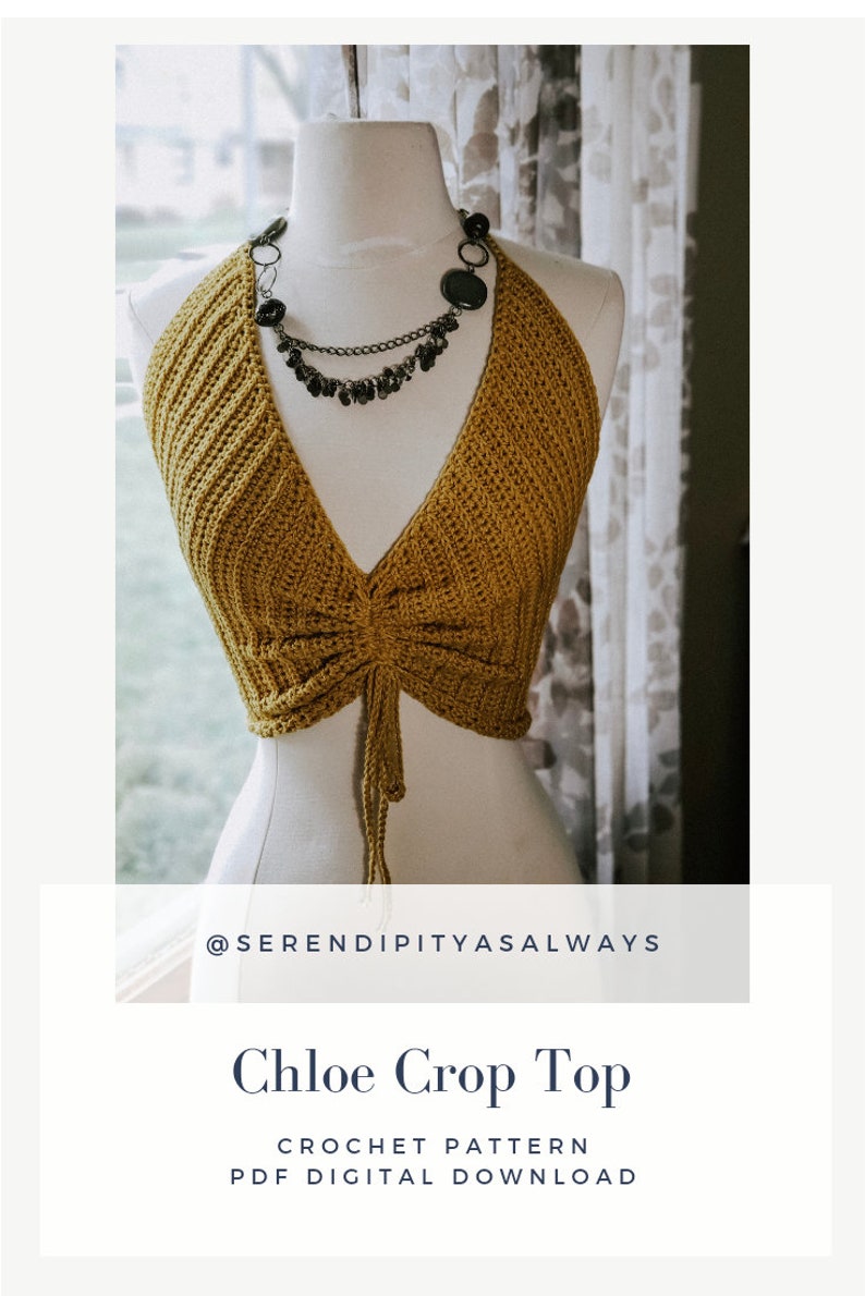 Puede incluir: Un top de halter de crochet amarillo mostaza con un detalle fruncido en la parte inferior. El top se muestra en un maniqu&iacute; sobre un fondo blanco. El texto "Chloe Crop Top" y "CROCHET PATTERN PDF DIGITAL DOWNLOAD" se muestra debajo de la imagen. El texto "@SERENDIPITYASALWAYS" se muestra encima de la imagen.