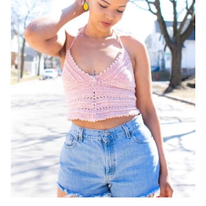 May include: A light pink crochet halter top with a scalloped edge is paired with denim shorts. The image includes the text "CALLISTO" and "crochet pattern". The website address "serendipity-as-always.com" is also visible.