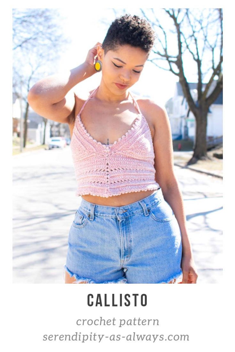 May include: A light pink crochet halter top with a scalloped edge is paired with denim shorts. The image includes the text "CALLISTO" and "crochet pattern". The website address "serendipity-as-always.com" is also visible.