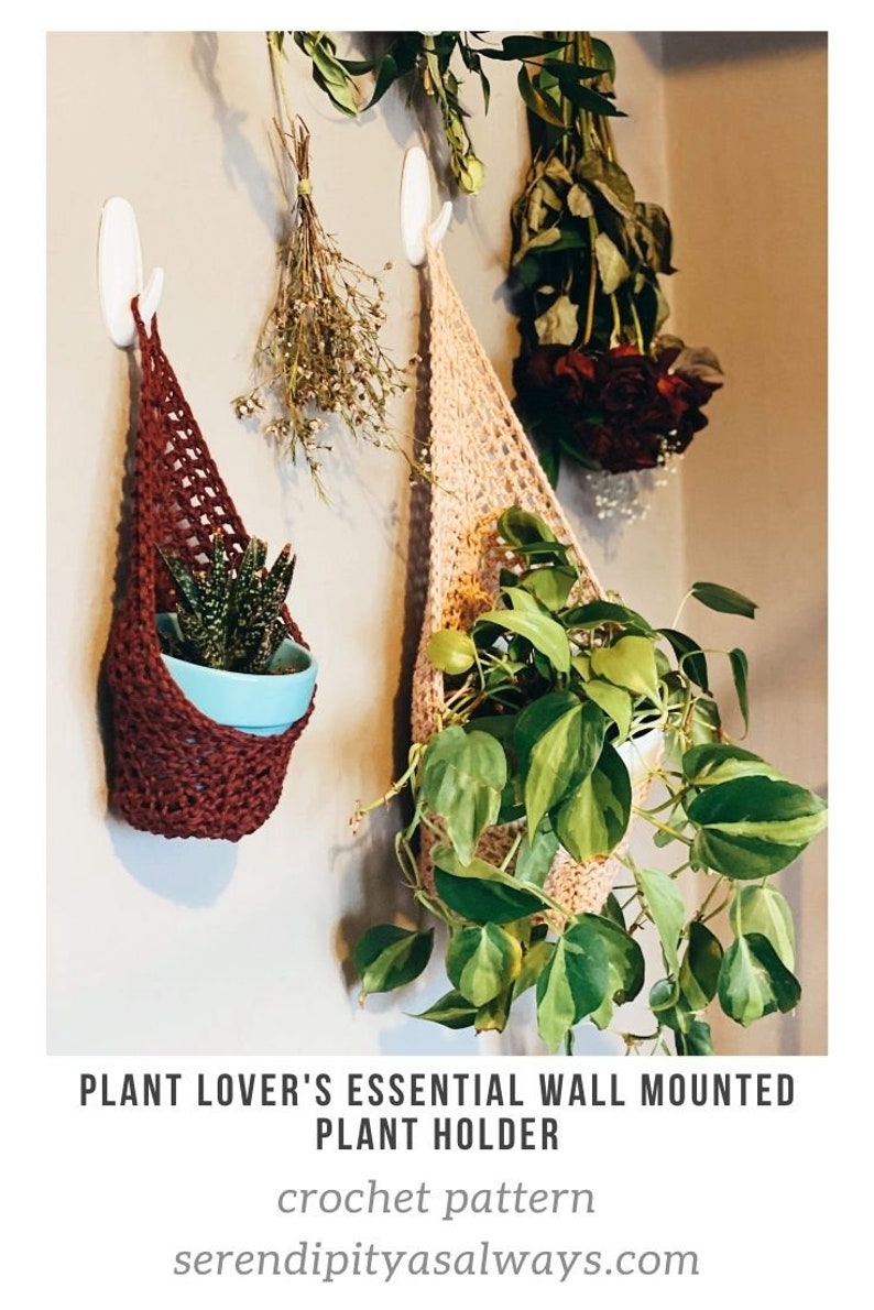 Puede incluir: Dos maceteros colgantes de crochet en marr&oacute;n y beige cuelgan de ganchos blancos en una pared. Los maceteros est&aacute;n llenos de plantas en maceta. El texto "PLANT LOVER'S ESSENTIAL WALL MOUNTED PLANT HOLDER crochet pattern  serendipityasalways.com" est&aacute; en la parte inferior de la imagen.