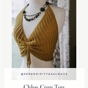 Puede incluir: Un patr&oacute;n de crochet para un top corto de color amarillo mostaza. El patr&oacute;n est&aacute; disponible para descargar digitalmente. El texto "Chloe Crop Top" y "CROCHET PATTERN PDF DIGITAL DOWNLOAD" se muestra en la imagen.