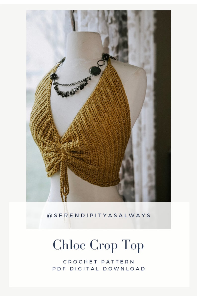 Puede incluir: Un patr&oacute;n de crochet para un top corto de color amarillo mostaza. El patr&oacute;n est&aacute; disponible para descargar digitalmente. El texto "Chloe Crop Top" y "CROCHET PATTERN PDF DIGITAL DOWNLOAD" se muestra en la imagen.