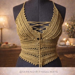 Peut inclure: Haut en crochet vert olive présenté sur un mannequin. Le haut présente un col halter, un devant lacé et une bordure festonnée. Le texte "Callisto Top" est visible en dessous. Il s'agit d'un patron de crochet.