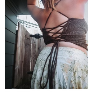 May include: A brown crochet top with a laced back detail. The top is part of the "CALLISTO" crochet pattern. The image also includes the text "serendipity-as-always.com".