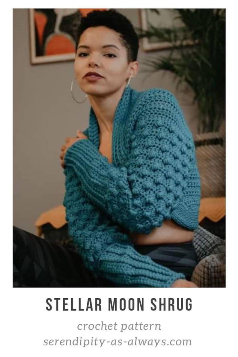 Op de afbeelding: Een tealblauwe gehaakte shrug met een textuurpatroon. De shrug is kort en heeft lange mouwen. De tekst "STELLAR MOON SHRUNK crochet pattern" staat onder de afbeelding. De tekst "serendipity-as-always.com" staat onder de tekst van het haakpatroon.