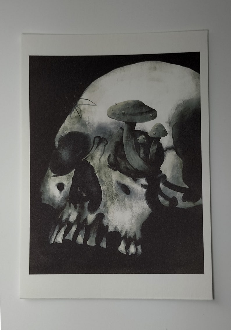 Puede incluir: Una pintura de acuarela en blanco y negro de un cr&aacute;neo humano con hongos creciendo fuera de la cuenca del ojo.