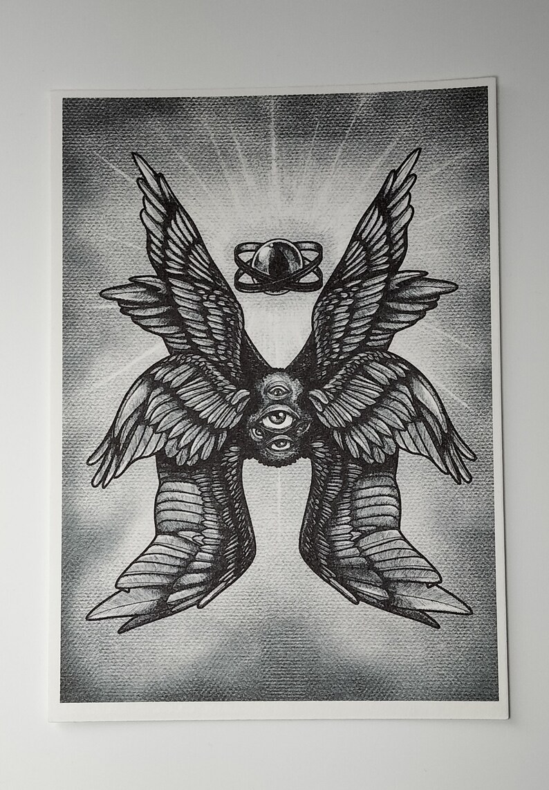 Puede incluir: Un dibujo en blanco y negro de un par de alas con cinco ojos en el centro. Las alas son detalladas y tienen un aspecto texturizado. Un peque&ntilde;o c&iacute;rculo con un anillo alrededor est&aacute; por encima de los ojos.