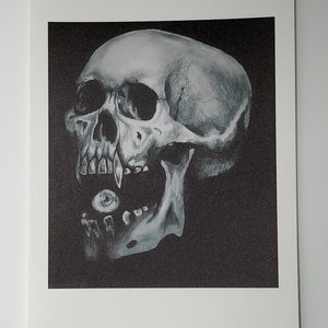 Puede incluir: Un dibujo en blanco y negro de una calavera humana con la boca abierta, revelando un solo diente y un globo ocular.