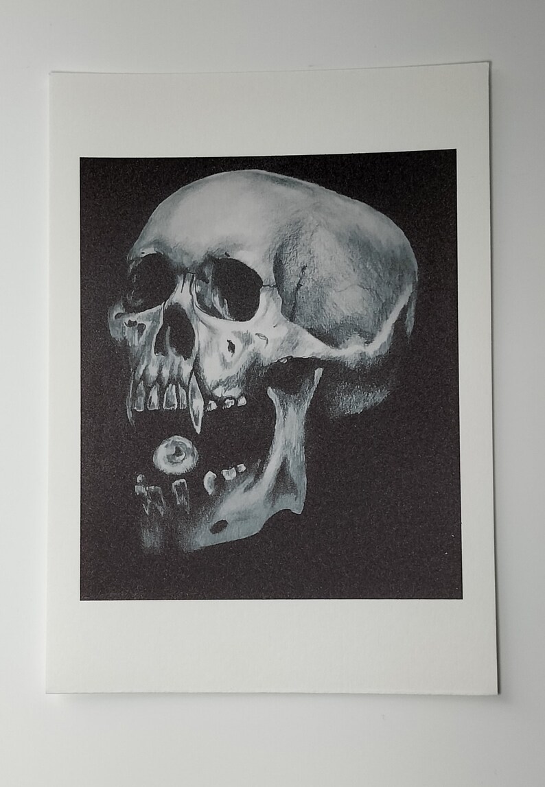 Puede incluir: Un dibujo en blanco y negro de una calavera humana con la boca abierta, revelando un solo diente y un globo ocular.