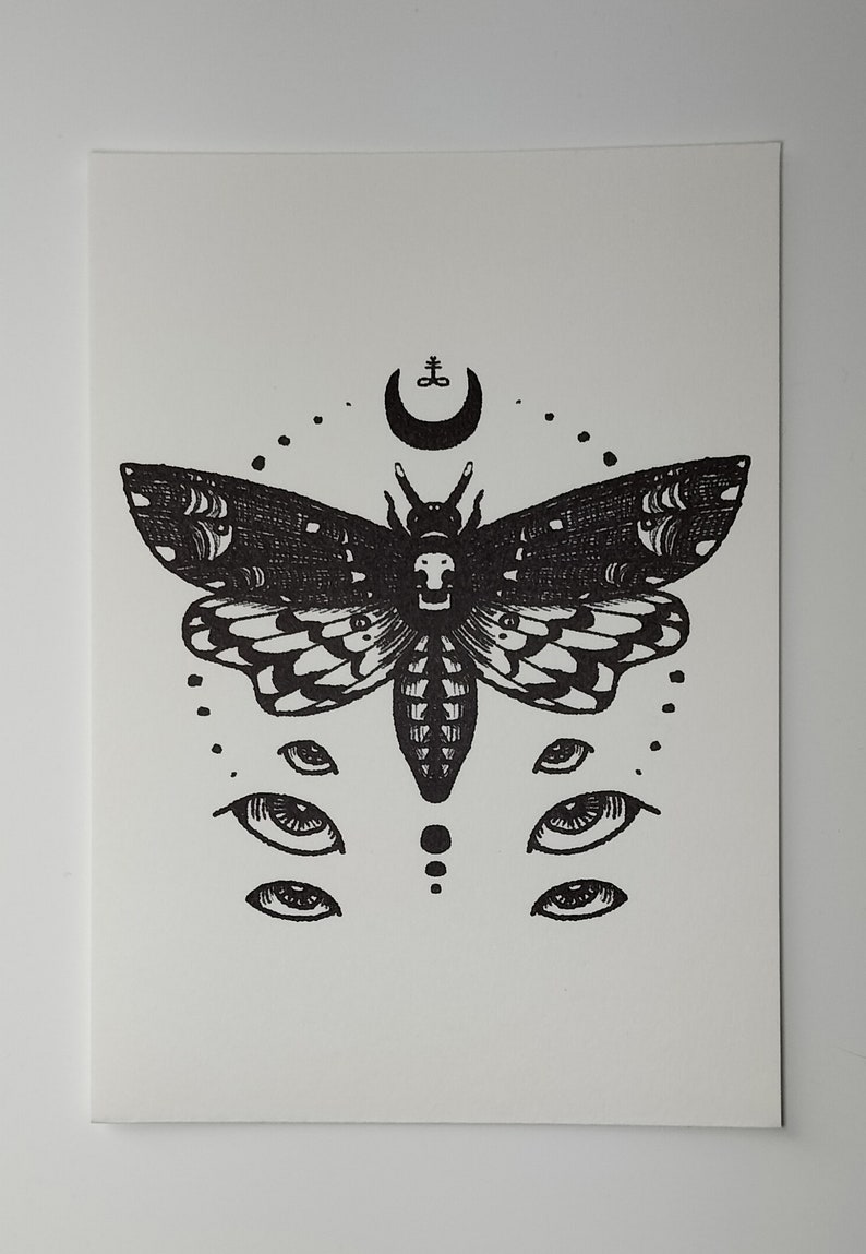Puede incluir: Ilustraci&oacute;n en blanco y negro de una polilla con una cara de calavera, rodeada de ojos y una luna creciente con un s&iacute;mbolo arriba.
