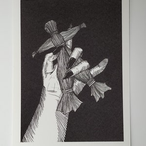 Puede incluir: Una ilustraci&oacute;n en blanco y negro de una mano sosteniendo dos mu&ntilde;ecas vud&uacute;. Las mu&ntilde;ecas est&aacute;n hechas de tela y atadas con cuerda. La mano tiene u&ntilde;as largas y afiladas.