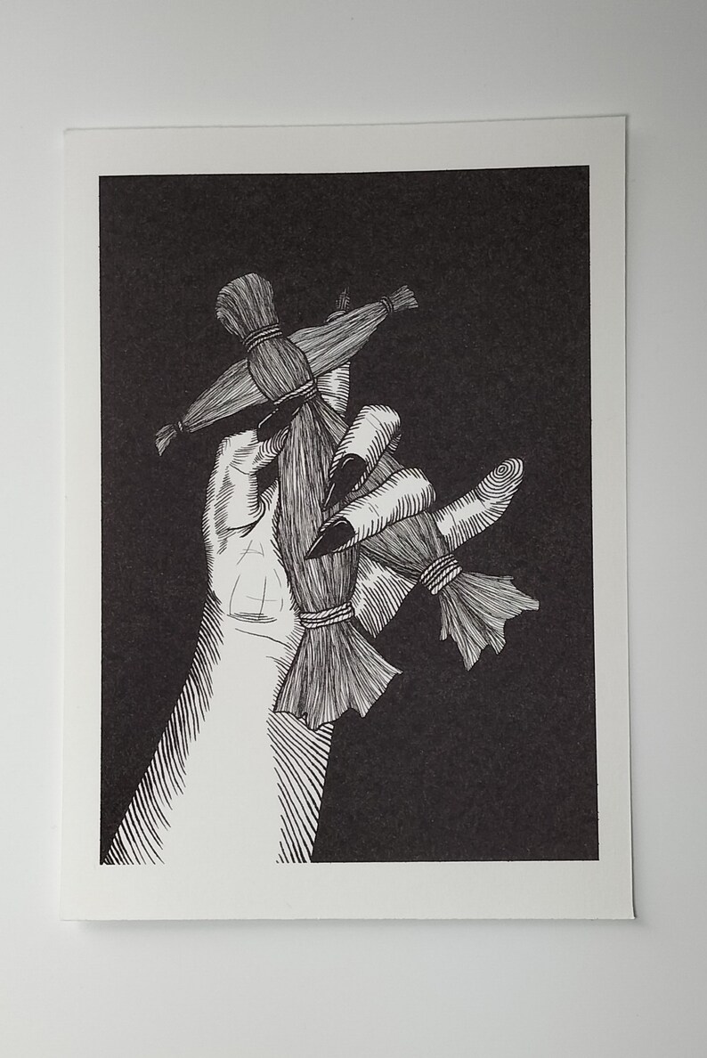 Puede incluir: Una ilustraci&oacute;n en blanco y negro de una mano sosteniendo dos mu&ntilde;ecas vud&uacute;. Las mu&ntilde;ecas est&aacute;n hechas de tela y atadas con cuerda. La mano tiene u&ntilde;as largas y afiladas.