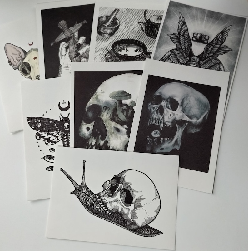 Puede incluir: Un conjunto de ilustraciones en blanco y negro que presentan una variedad de im&aacute;genes macabras, incluyendo un cr&aacute;neo, una polilla, un caracol y una mano humana sosteniendo una mu&ntilde;eca. Las ilustraciones est&aacute;n impresas en cartulina blanca y son perfectas para agregar un toque de estilo g&oacute;tico a cualquier espacio.