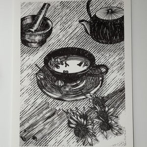 Puede incluir: Un dibujo en blanco y negro de una taza de t&eacute; y un platillo, una tetera, un mortero y un pil&oacute;n, palitos de canela y flores secas. La taza de t&eacute; est&aacute; llena de t&eacute; y tiene algunas hojas de t&eacute; flotando en ella.