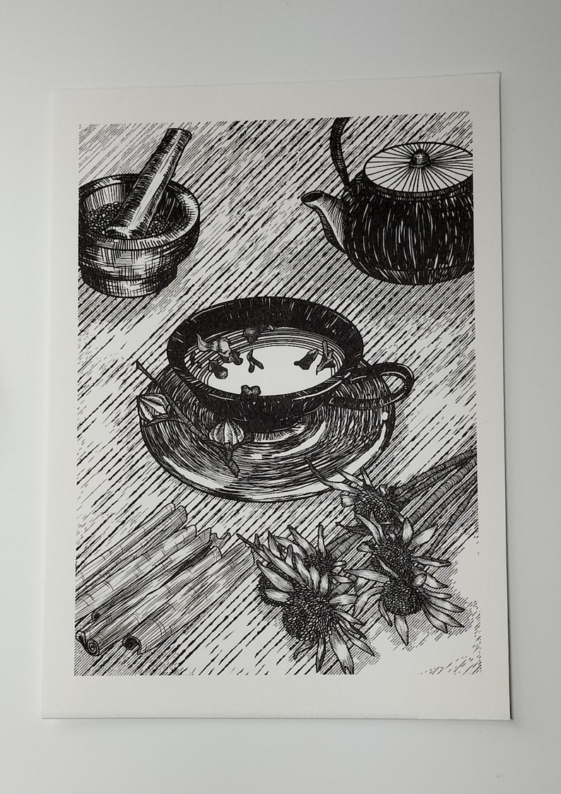 Puede incluir: Un dibujo en blanco y negro de una taza de t&eacute; y un platillo, una tetera, un mortero y un pil&oacute;n, palitos de canela y flores secas. La taza de t&eacute; est&aacute; llena de t&eacute; y tiene algunas hojas de t&eacute; flotando en ella.