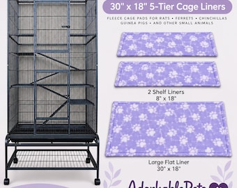 Könnte beinhalten: Ein hoher, mehrstöckiger Tierkäfig aus schwarzem Metall mit Rampen und Plattformen sowie drei violette Fleece-Käfigeinlagen mit weißem Pfotenabdruckmuster. Das Set enthält zwei 20,32 cm x 45,72 cm große Regaleinlagen und eine 76,2 cm x 45,72 cm große flache Einlage.
