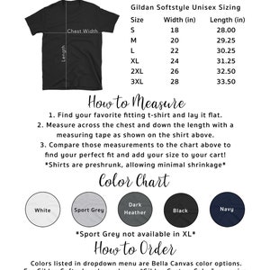 Peut inclure: Un tableau des tailles pour les t-shirts unisexes Gildan Softstyle, indiquant les mesures en pouces pour la largeur de la poitrine et la longueur. Le tableau comprend les tailles S &agrave; 3XL. Le tableau comprend &eacute;galement un nuancier avec des options pour le blanc, le gris sport, le gris fonc&eacute; chin&eacute;, le noir et le marine. Le texte "Sport Grey not available in XL" est &eacute;galement inclus.