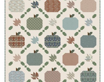 Puede incluir: Patrón de edredón Autumn Harvest de Amanda Niederhanser con fondo crema y una cuadrícula de calabazas y hojas estampadas en tonos apagados de azul, verde y óxido. El texto incluye: Quilt Size: 71" x 84", Finished Block: 12".