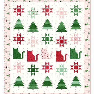 Puede incluir: Un patrón de acolchado para una colcha de Navidad de «Scaredy Cat». El patrón presenta un fondo blanco con bloques de gatos, estrellas y árboles de Navidad verdes, rojos y rosas. La colcha terminada mide 66 pulgadas por 79 pulgadas y cada bloque mide 9 pulgadas cuadradas. El patrón es compatible con cuadrados precortados.