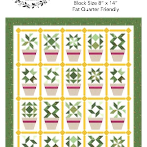 Può includere: Un modello di trapunta con una griglia di piante in vaso con una varietà di disegni geometrici verdi e bianchi. La trapunta è incorniciata da un bordo verde e il testo "Plant Life" è scritto in corsivo nero. La dimensione della trapunta è di 68 pollici per 81 pollici e la dimensione del blocco è di 8 pollici per 14 pollici. La trapunta è compatibile con i quarti di tessuto.