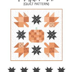 Pode incluir: Padrão de colcha Pumpkin Mini com uma abóbora, estrelas e folhas. O padrão mede 76 cm por 76 cm e utiliza quadrados pré-cortados de 25 cm.