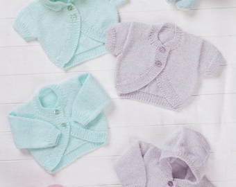 Puede incluir: Cuatro cárdigans de bebé de punto, en colores pastel. Dos son de color azul claro, uno con capucha. Los otros dos son de color lavanda. Cada uno tiene cierres de botón. Un peluche rosa y otro azul en el fondo. Talla: 35.5-56 cm.