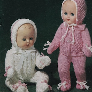 Pode incluir: Duas bonecas vestindo roupas de malha. Uma boneca está com um traje branco com detalhes em rosa, incluindo um capuz, suéter, calças e botinhas. A outra boneca está com um traje rosa com capuz, suéter, calças e botinhas combinando. O texto "10/16" Dolls" está no topo.