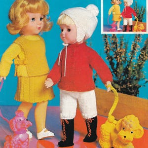 Könnte beinhalten: Zwei Vintage-Puppen sind abgebildet, eine in einem gelben Strick-Outfit und die andere in einem roten Pullover, einer weißen Hose und einer weißen Strickmütze. Die Puppe in Rot hält ein gelbes Pudelspielzeug an einer Leine. Das Bild enthält eine kleinere Einblendung, die die Puppen zeigt.