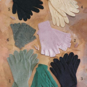 Könnte beinhalten: Auswahl an Strickhandschuhen in verschiedenen Farben: Schwarz, Creme, Rosa, Grün und Marineblau. Die Stile reichen von fingerlosen bis zu vollen Handschuhen, einige mit Zopfmustern. Der Text im Bild lautet "from 5 yrs to adult."
