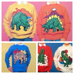 Könnte beinhalten: Vier farbenfrohe Pullover mit Dinosaurier-Designs. Die Pullover sind gelb, orange, blau, rot und weiß. Jeder Pullover zeigt einen anderen Dinosaurier, wie einen Triceratops oder Stegosaurus, in Grün und Braun. Die Pullover haben weiße Hemden mit Kragen darunter.
