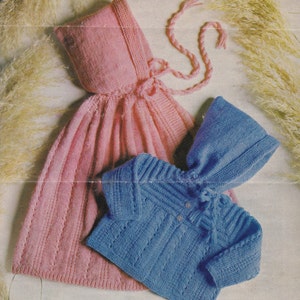 Puede incluir: Dos prendas de punto para bebé, una capa con capucha rosa con corbata y un jersey con capucha azul.