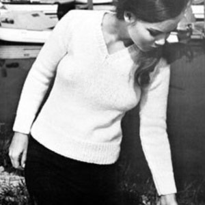 vintage knitting pattern womens sweater top v neck raglan jumper