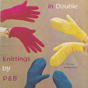 Puede incluir: Portada de patrón de tejido vintage con guantes y mitones en varios colores. La imagen muestra guantes rosas, mitones amarillos y azules. El texto incluye "Gloves and Mitts in Double" y "Knittings by P&B".