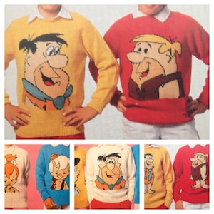 Könnte beinhalten: Eine Collage aus sechs Pullovern mit verschiedenen Comicfiguren aus den Feuerstein-Familie. Die Pullover sind in verschiedenen Farben, darunter Gelb, Rot, Blau, Weiß und Creme. Jeder Pullover zeigt eine andere Figur, darunter Fred Feuerstein, Barney Geröllheimer, Pebbles Feuerstein und Bamm-Bamm Geröllheimer.