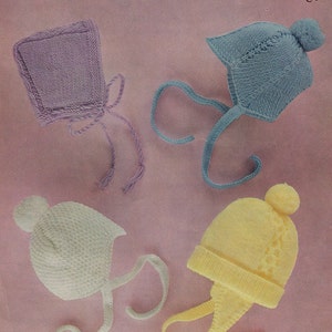 Puede incluir: Cuatro gorros de punto para bebé con lazos. Los gorros son de color morado, azul, blanco y amarillo. Cada gorro tiene un pompón en la parte superior.