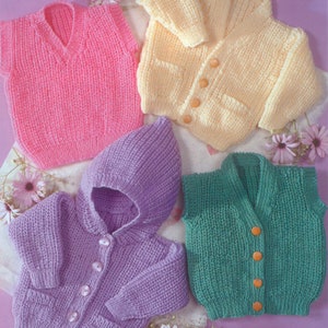 Puede incluir: Cuatro jerséis de punto para bebé en diferentes colores: rosa, amarillo, morado y verde. Los jerséis están hechos con un patrón de punto sencillo y tienen cierres de botón. Dos de los jerséis tienen capucha.