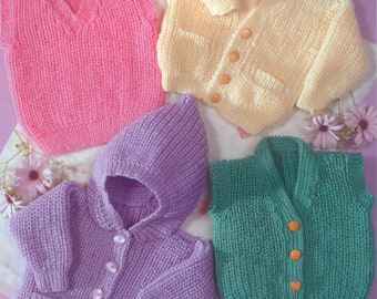 Puede incluir: Cuatro jerséis de punto para bebé en diferentes colores: rosa, amarillo, morado y verde. Los jerséis están hechos con un patrón de punto sencillo y tienen cierres de botón. Dos de los jerséis tienen capucha.